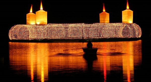 Decorazione natalizia illuminata che si riflette sul lago